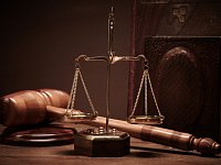 Хулиганство в подъезде: крик и сломанная ручка обошлись в 700 рублей