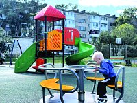 Благодаря нацпроекту в саратовских городах и поселках строят новые детские площадки