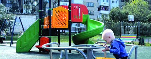 Благодаря нацпроекту в саратовских городах и поселках строят новые детские площадки