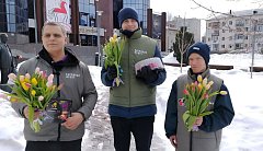 Саратовские активисты поздравили женщин-волонтёров и семьи героев с наступающим 8 Марта   
