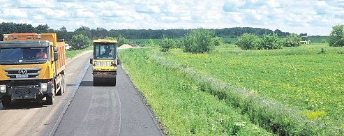 В области продолжают обновлять автоподъезды к селам