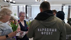 Саратовские активисты поздравили женщин-волонтёров и семьи героев с наступающим 8 Марта   