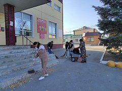 В рамках осеннего месячника благоустройства в Ивантеевке прошел очередной субботник