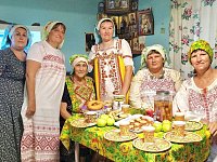 Светлый праздник в кругу друзей!