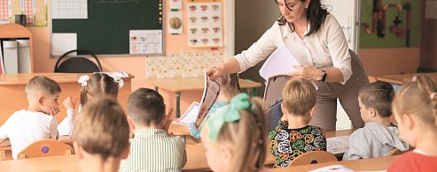 Педагогические работники школ и детсадов получат ежемесячные доплаты